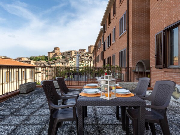 تناول الطعام بالخارج