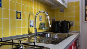 Frigorífico, horno, placa de cocina y lavavajillas