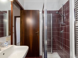 مجففات شعر، مناشف، صابون، ورق حمّام