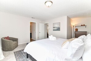 4 bedrooms, iron/ironing board, WiFi, bed sheets - Rock n* Roll Haven RUOFF 4BD (Noblesville)