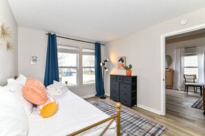 4 bedrooms, iron/ironing board, WiFi, bed sheets - Rock n* Roll Haven RUOFF 4BD (Noblesville)