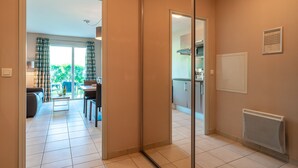 Un appartamento moderno con cucina, zona pranzo e balcone.