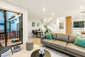 TV - Pristine Modern Central Home | Netflix & Heatpump (Auckland Central Suburbs)