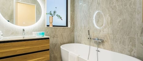 バスアメニティ (無料)、ヘアドライヤー、タオル
