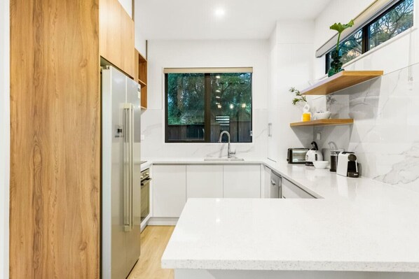 Fridge, microwave, oven, stovetop - Pristine Modern Central Home | Netflix & Heatpump (Auckland Central Suburbs)