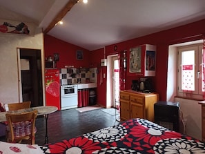 1 bedroom, iron/ironing board, travel cot, free WiFi