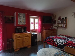 1 habitación, tabla de planchar con plancha y cuna de viaje 
