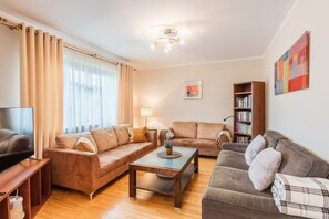 5 bedrooms, laptop workspace, iron/ironing board, free WiFi
