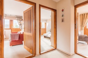 5 bedrooms, laptop workspace, iron/ironing board, free WiFi