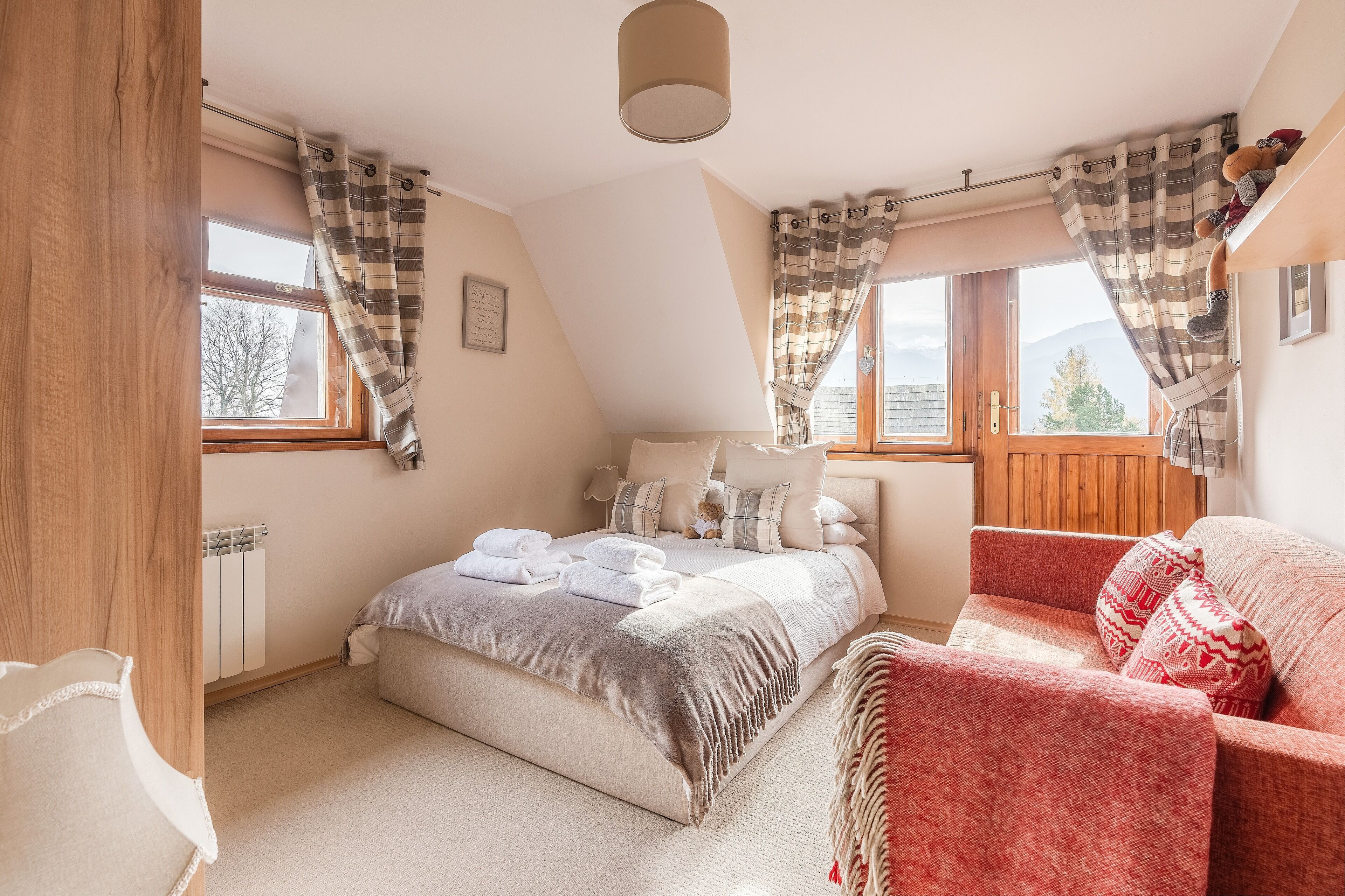 5 bedrooms, laptop workspace, iron/ironing board, free WiFi