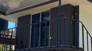 A modern building with a balcony, large windows, and a flat roof. - Nueva Villa Paraiso (Lagunillas)