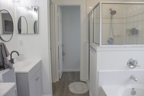 Haartrockner, Handtücher, Seife, Shampoo