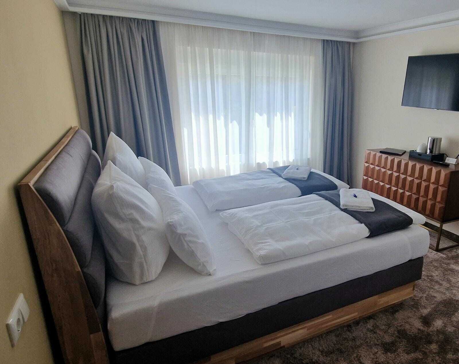 Habitación doble | Ropa de cama de alta calidad, edredones de plumas, minibar