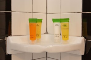 Sèche-cheveux, serviettes fournies, savon, shampoing