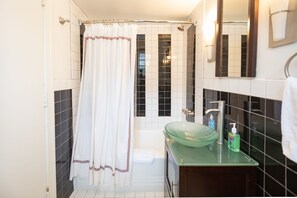 Sèche-cheveux, serviettes fournies, savon, shampoing