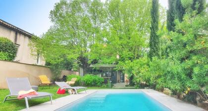 Villa piscine, jardin arboré, proche centre ville