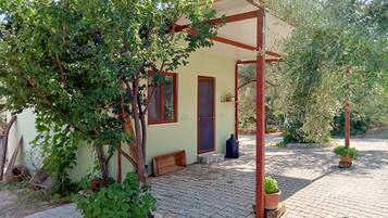 Egyptian cotton sheets, premium bedding, soundproofing