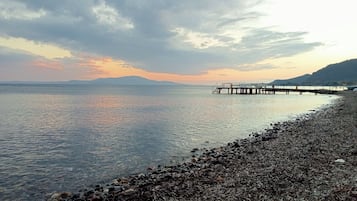 In Strandnähe, schwarzer Sandstrand