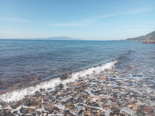 Gần bãi biển, cát đen