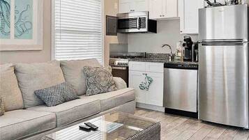 Een koelkast, een magnetron, een oven, een kookplaat