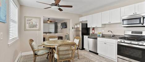 Jääkaappi, mikroaaltouuni, uuni, astianpesukone