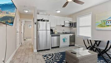 Frigorífic, microones, forn i placa de cuina