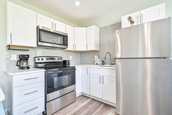 Réfrigérateur, micro-ondes, four, plaque de cuisson