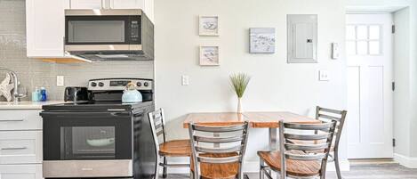 冷蔵庫、電子レンジ、オーブン、コンロ