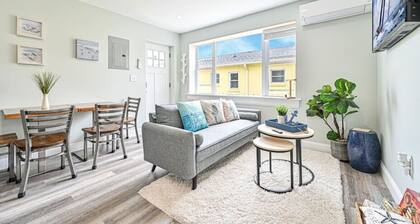 318 E Youngs Ave Unit 7 Salty Shore Retreat: Coastal Charm & Tranquility