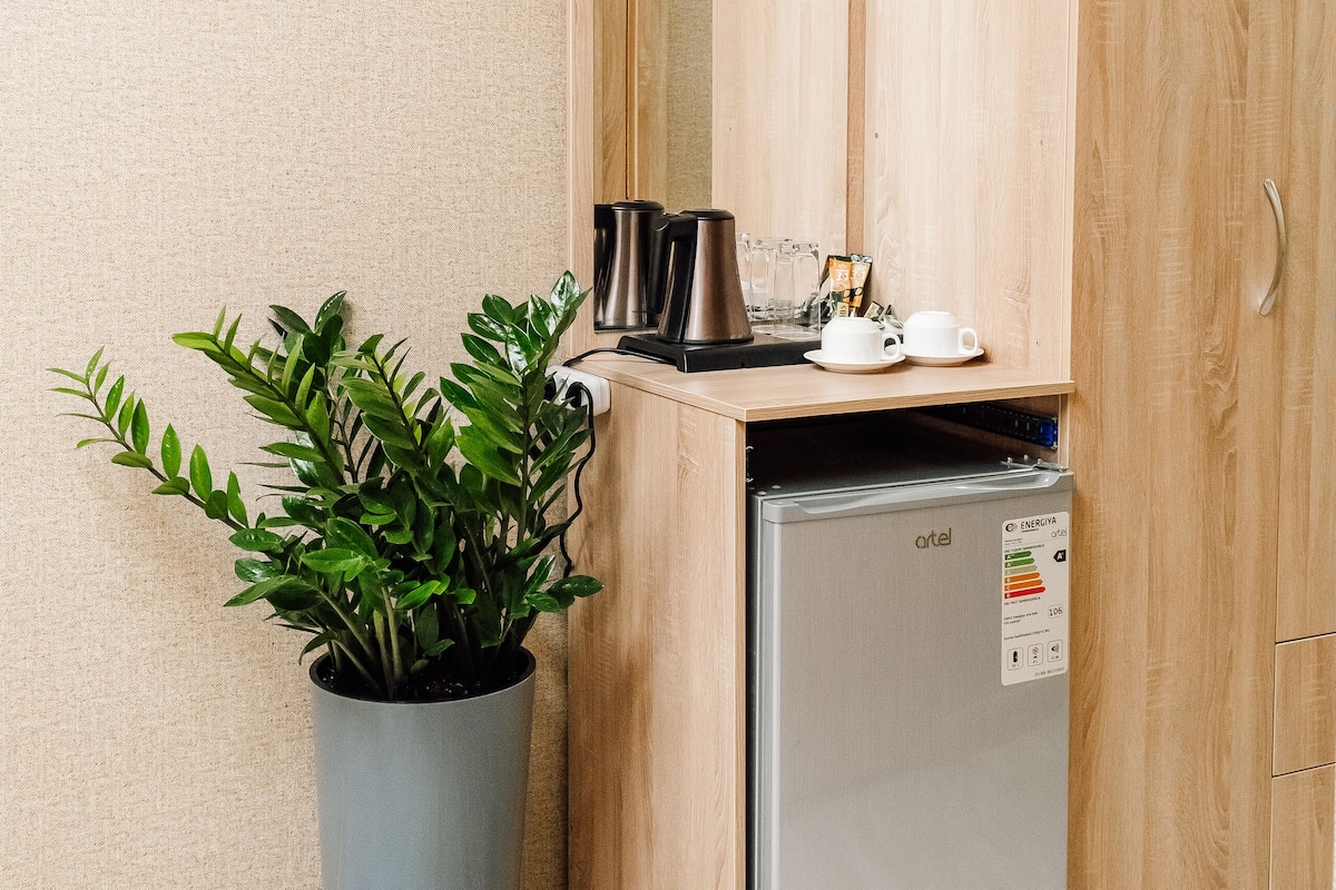 Desk, laptop workspace, soundproofing, free WiFi