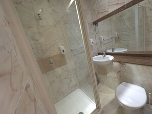 Deluxe Quadruple Room | Bathroom - Manor Hotel (London)