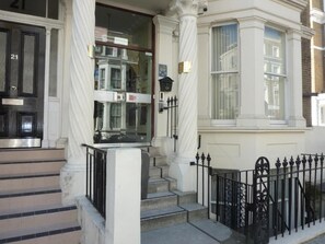 Exterior - Manor Hotel (London)