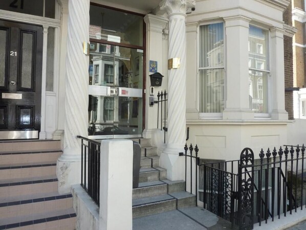 Exterior - Manor Hotel (London)