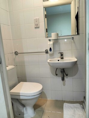 Standard Double Room | Bathroom - Manor Hotel (London)