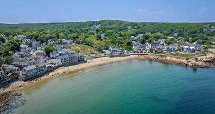 1BR with Private Deck + Ocean Views· Private Parking · King Bed