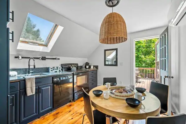 Réfrigérateur, four à micro-ondes, un four, surface de cuisson