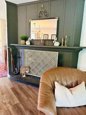 Living area - Swan Mountain Chalet~cozy~porch swing~centrally located~jacuzzi tub~fireplace (Vilas)