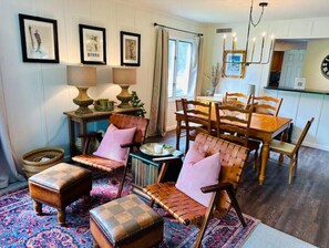 Dining - Swan Mountain Chalet~cozy~porch swing~centrally located~jacuzzi tub~fireplace (Vilas)