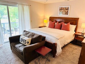 Room - Swan Mountain Chalet~cozy~porch swing~centrally located~jacuzzi tub~fireplace (Vilas)