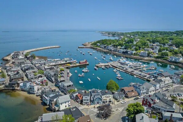 Marina - 2BR/2.5Bath|KING Suite|Balcony|Reserved Parking! (Rockport)