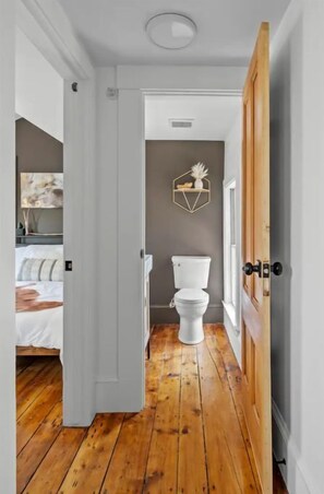 Shower, hair dryer, towels, soap - 2BR/2.5Bath|KING Suite|Balcony|Reserved Parking! (Rockport)