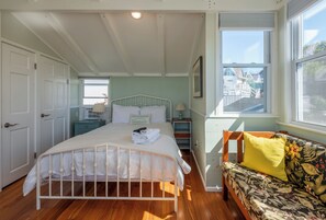 3 bedrooms, desk, iron/ironing board, WiFi (free) - 3BR Harborside Home • Gloucester+Rockport • Ocean View (Gloucester)