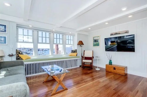 3BR/2 BA Harborside Home · Fenced Backyard+Grill · Ocean Views