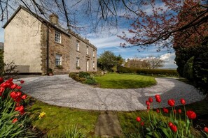 Property grounds - Harry Eyre Cottage, a Stunning Location With Fabulous Views of Mam Tor (Castleton)