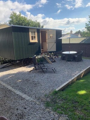 تناول الطعام بالخارج