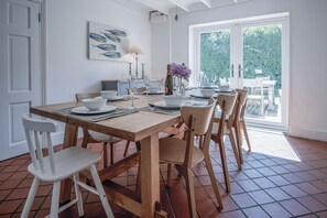 Four à micro-ondes, un four, surface de cuisson, lave-vaisselle
