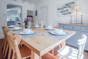 Four à micro-ondes, un four, surface de cuisson, lave-vaisselle