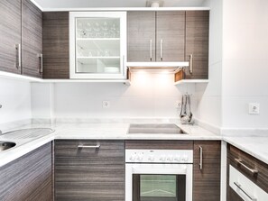 Kjøleskap, ovn, oppvaskmaskin og kaffetrakter/tekoker