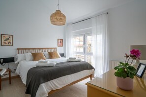 4 habitaciones, escritorio y tabla de planchar con plancha 