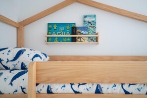4 habitaciones, escritorio y tabla de planchar con plancha 